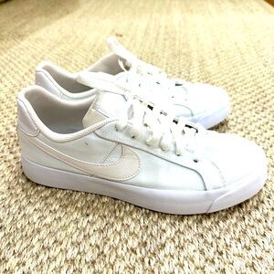 Nike Women’s Court Royal-size 7.5